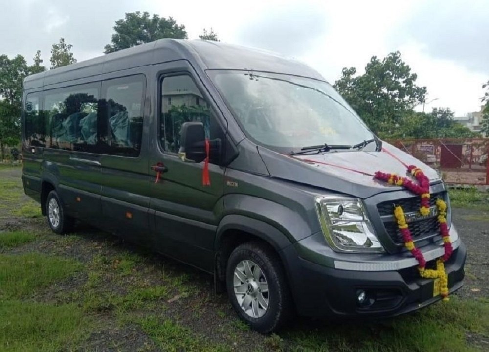 17 seater black luxury tempo traveler service